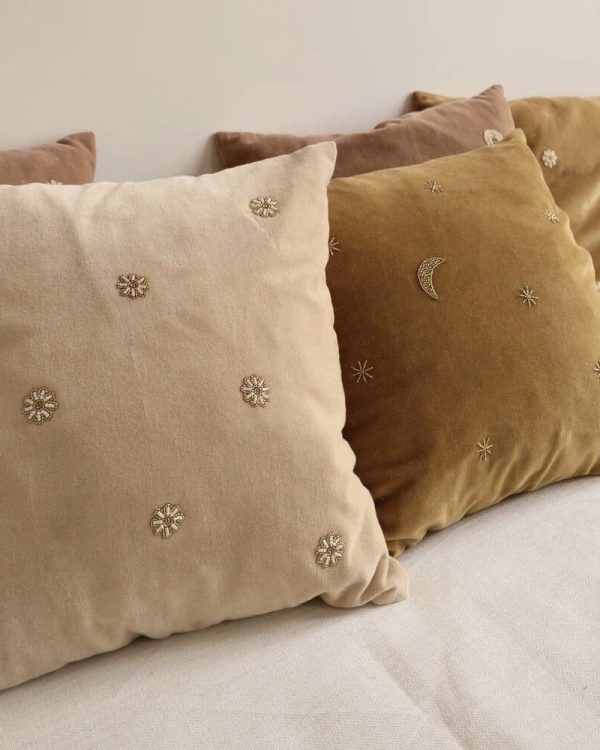 Velvet Cushion Daisies