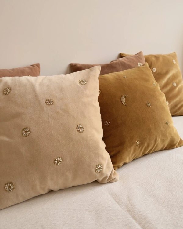 Velvet Cushion Daisies